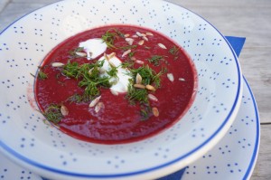 Rote Bete Suppe mit Mandelmilch