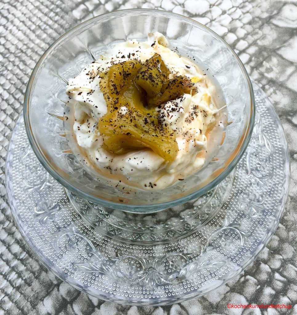 Eine Rhabarberspeise » ein göttliches Dessert mit viel Sahne
