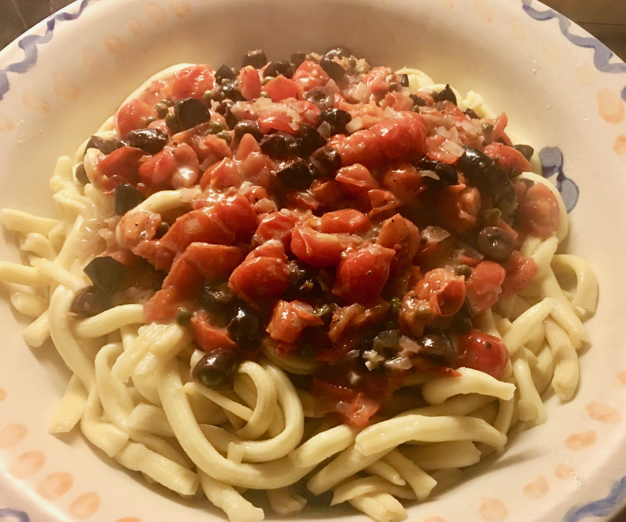 Tomatensauce mit Oliven, Kapern und viel Butter - sardische Pastasauce