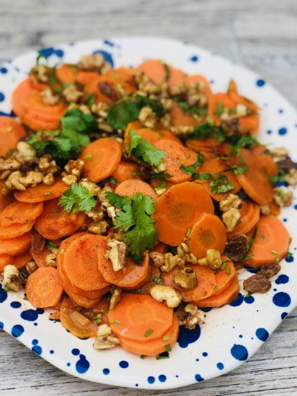 Pikanter Möhrensalat orientalischer Art mit Rosinen und Walnüssen