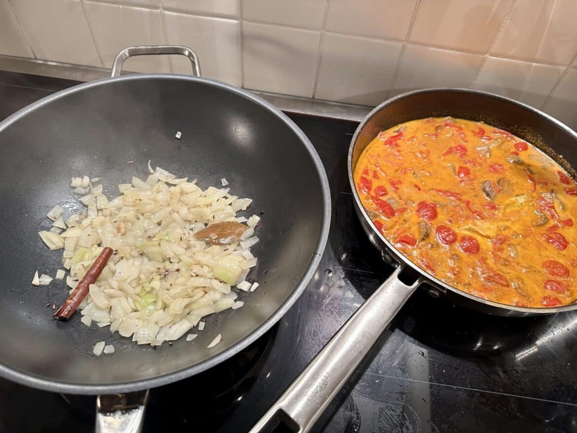 Zwei indische Currys: einmal mit Lammfilet und einmal mit Gemüse