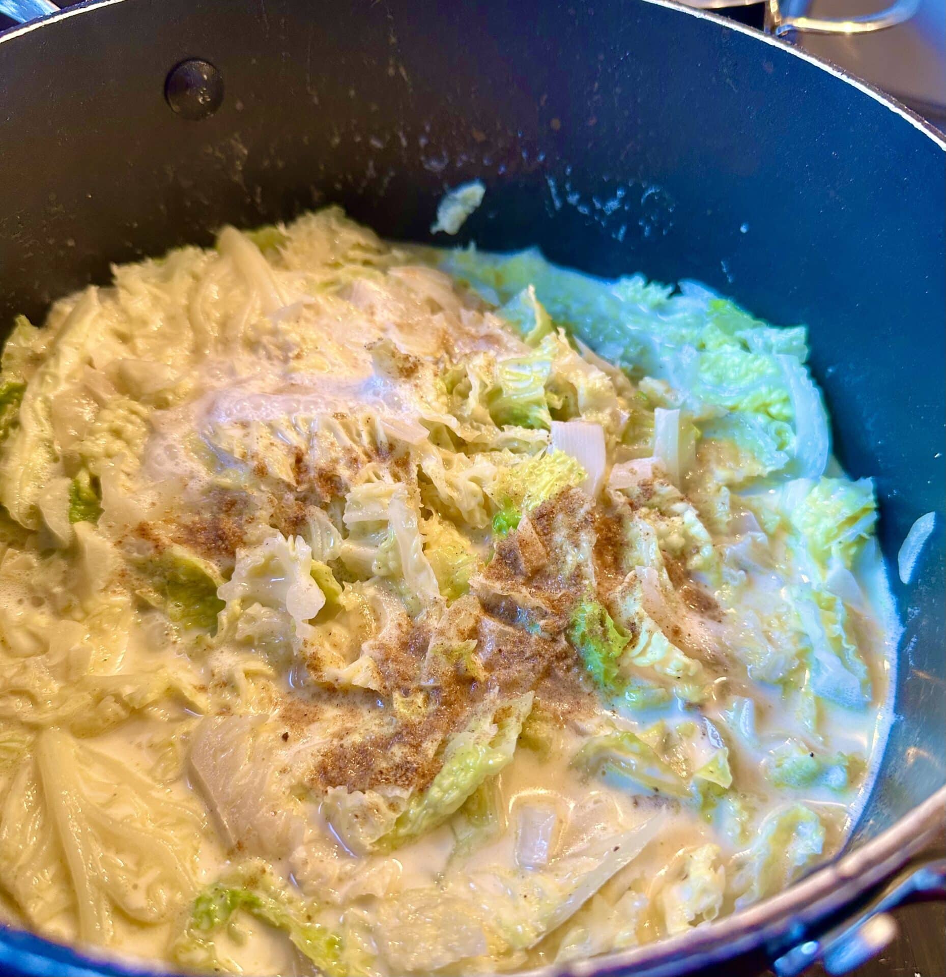 Wirsingsuppe selber machen: Mit Estragon-Pesto und knusprigem Brot Wirsingsuppe selber machen: Mit Estragon-Pesto und knusprigem Brot